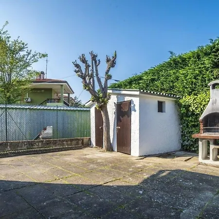 بيت للعطل In Mit Grill, Garten Und Terrasse *