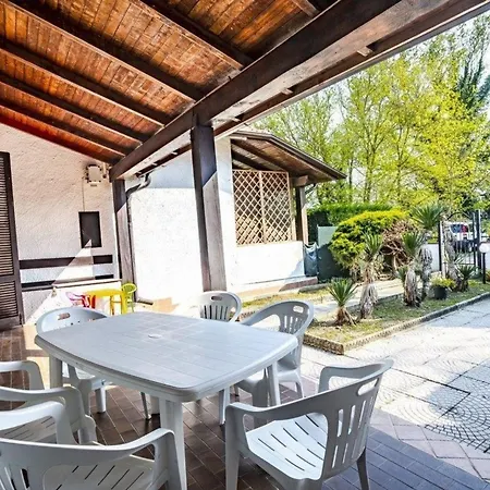 In Mit Grill, Garten Und Terrasse بيت للعطل