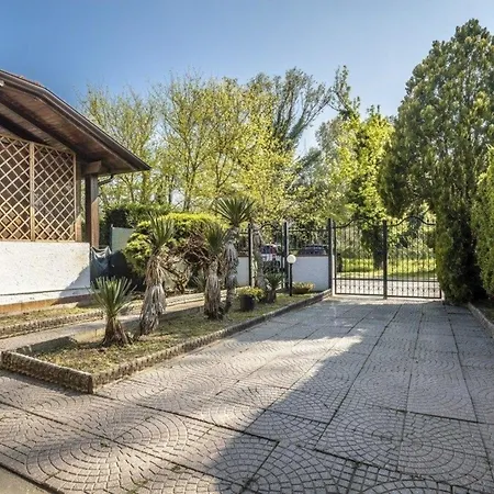 In Mit Grill, Garten Und Terrasse بيت للعطل
